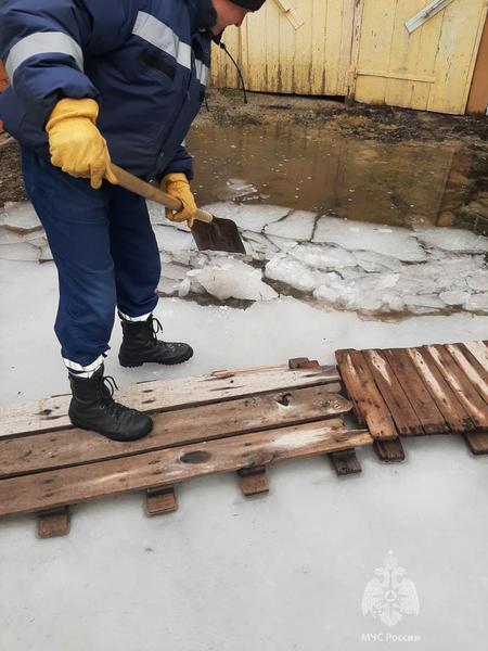 В Сабинском районе спасатели помогли пожилой женщине во время подтопления талыми водами
