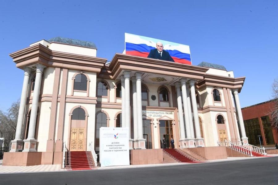 Минниханов в составе российской делегации прибыл в Таджикистан