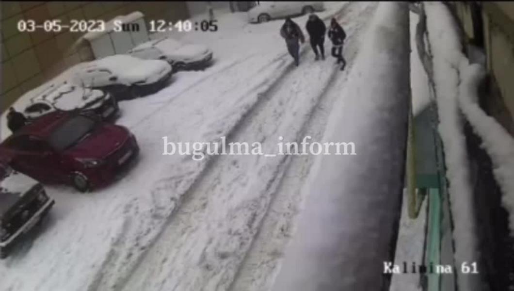 Прокуратура Бугульмы начала проверку после схода снега с крыши здания