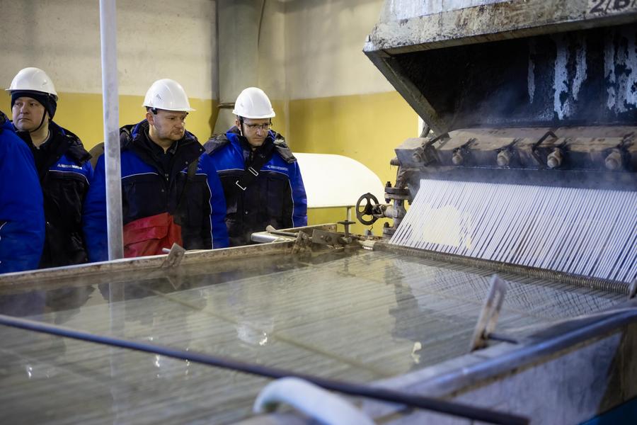 Чиновникам показали, в каких условиях трудятся сотрудники нижнекамского предприятия СИБУРа