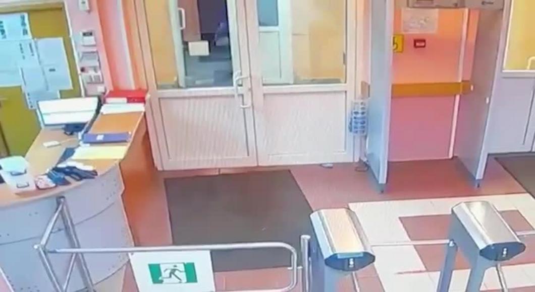 Неадекватный мужчина пришёл в школу с пистолетом в Москве