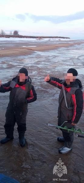 В Лаишевском районе на Каме два рыбака не могли выбраться на берег из-за воды на льду В Лаишевском районе на Каме два рыбака не могли выбраться на берег из-за воды на льду