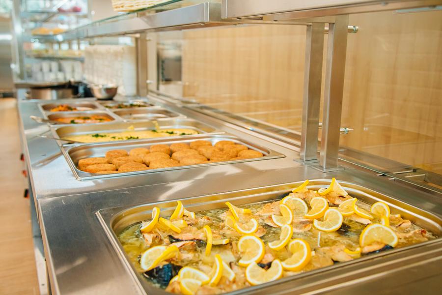 Обновленную столовую с «шоу-кухней» запустили на «Нижнекамскнефтехиме»