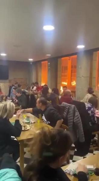 В соцсетях завирусилось видео, где французы ужинают на фоне горящих баррикад