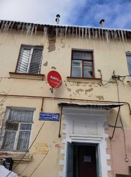 Казанцы жалуются на образовавшиеся на козырьках крыш домов сосульки