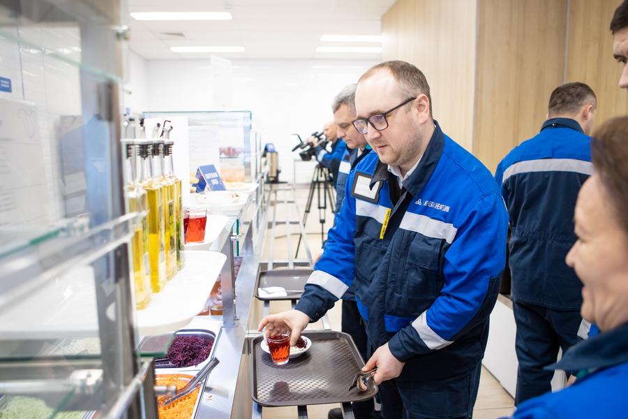 Чиновникам показали, в каких условиях трудятся сотрудники нижнекамского предприятия СИБУРа