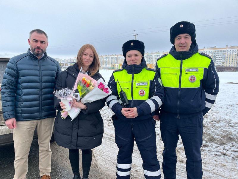 В Татарстане сотрудники Госавтоинспекции поздравляют автоледи с Международным женским днём