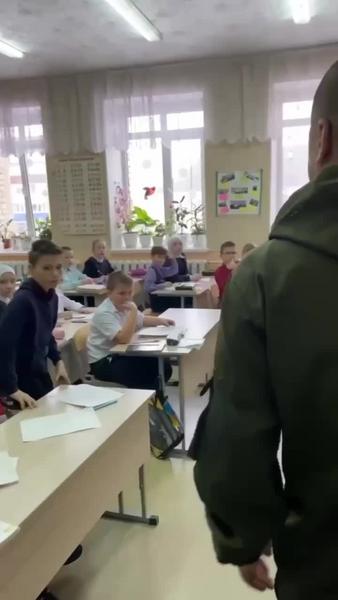 В Менделеевске вернувшийся из СВО боец устроил сюрприз дочерям в школе