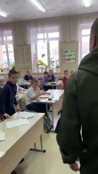 В Менделеевске вернувшийся из СВО боец устроил сюрприз дочерям в школе В Менделеевске вернувшийся из СВО боец устроил сюрприз дочерям в школе