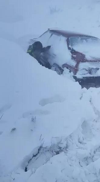 В Ростовской области вытащили беременную женщину из машины, заваленной снегом В Ростовской области вытащили беременную женщину из машины, заваленной снегом