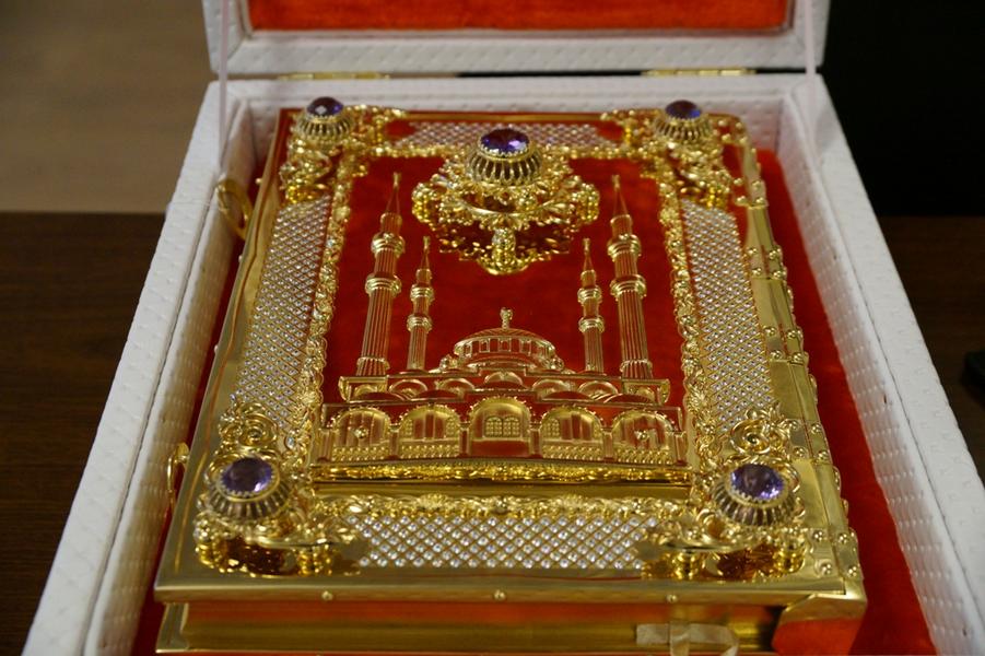 Афганцы подарили муфтию Татарстана золотой Коран