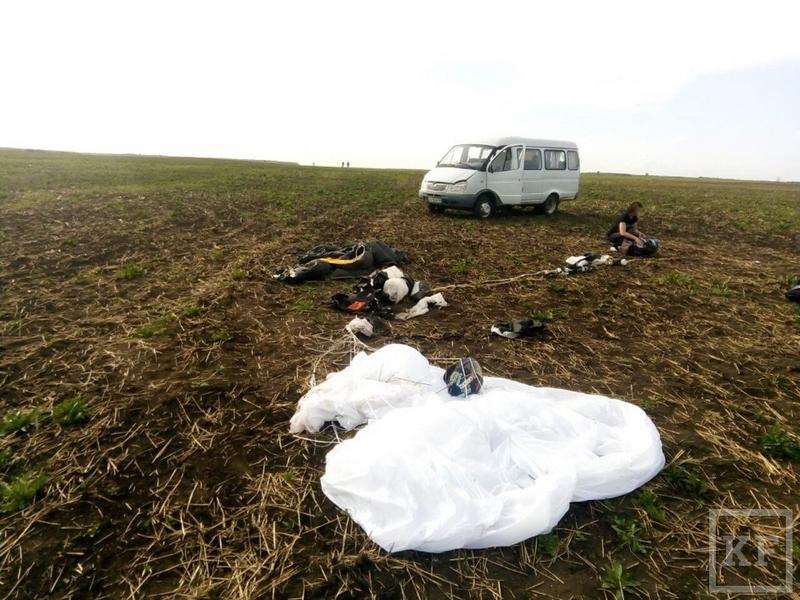 В Татарстане во время прыжка разбились два парашютиста