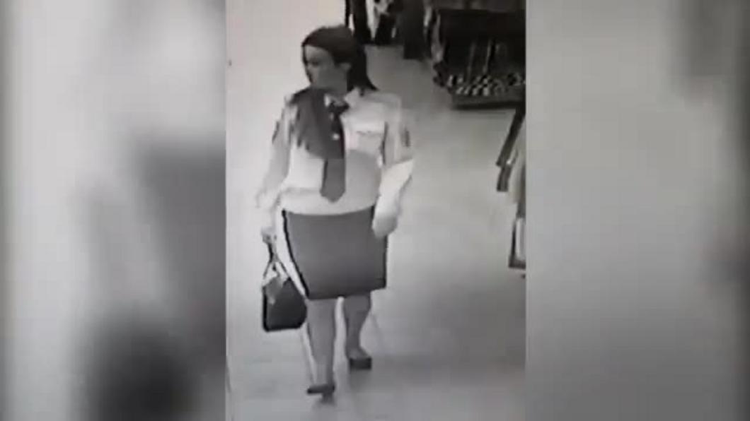 Видео: в Казани девушка в полицейской форме украла кошелек у пенсионерки