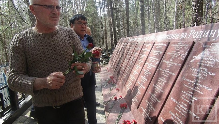 Павших в Тарловке чествовали на фоне свалки
