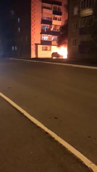 ​Видео: в Бавлах загорелись три припаркованных автомобиля