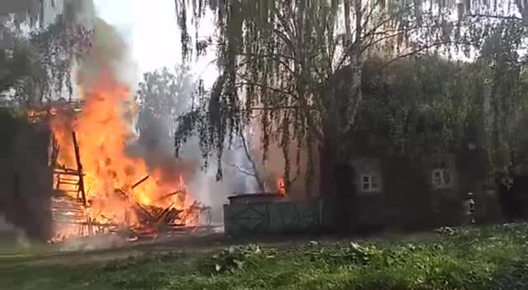 Видео: в Зеленодольске сгорели дома памятника архитектуры - района «Полукамушки»