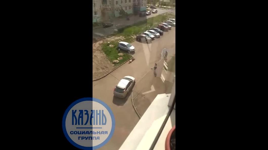 Видео: В Казани мужчина громит припаркованные машины крышкой канализационного люка