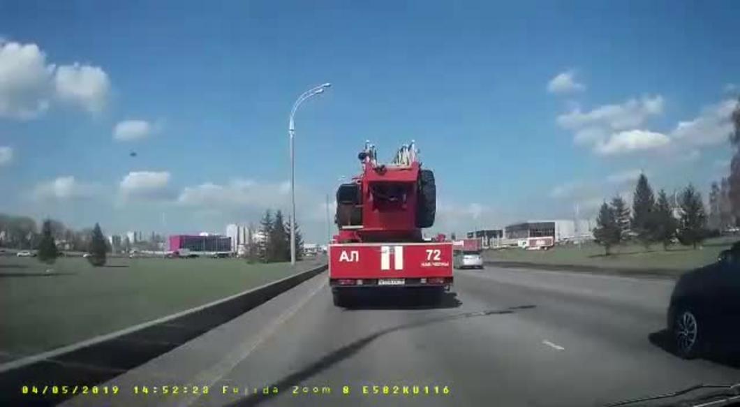 Видео: в Челнах пожарный автомобиль протаранил «легковушку»