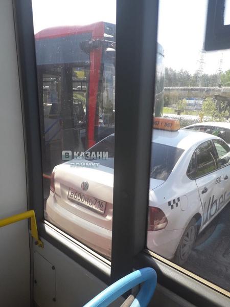 В Казани автобус протаранил такси