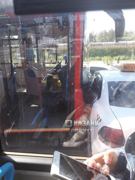 В Казани автобус протаранил такси