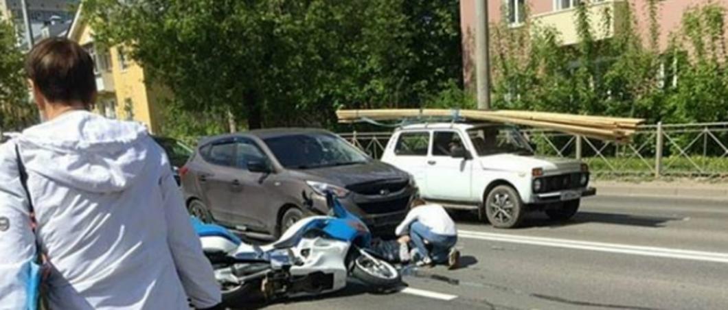 В Дербышках водитель подрезал такси: машина вылетела на встречку и задела мотоцикл