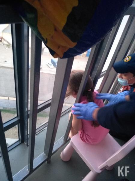 Трехлетняя девочка застряла головой в балконном ограждении в Казани