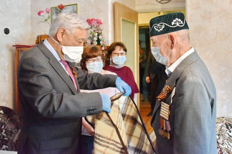 Фарид Мухаметшин вручил медаль в честь 75-летия Победы Хидияту Ахмадуллину