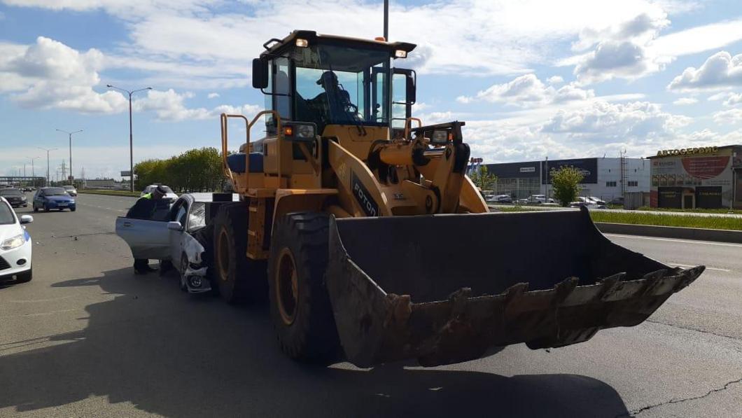 В Челнах автомобиль «Субару» протаранил погрузчик