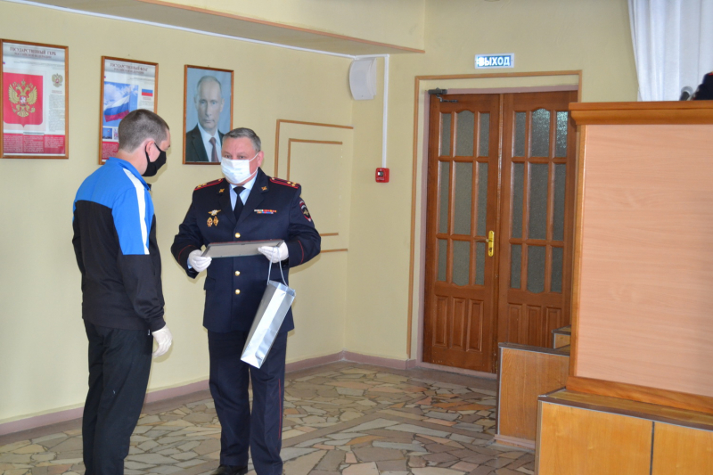 Елабужан наградили за помощь при задержании вооруженного налетчика