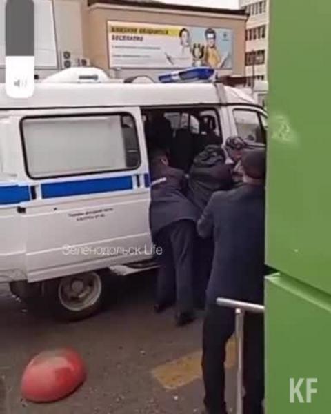Татарстанцы снова сняли на видео «безжалостное» задержание нарушителя масочного режима