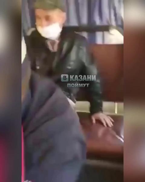 Казанцы засняли на видео, как полицейские «скрутили» пассажира без маски