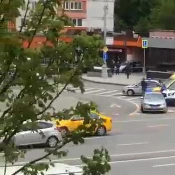 В центре Москвы неизвестный захватил заложников в отделении банка и угрожал взрывом