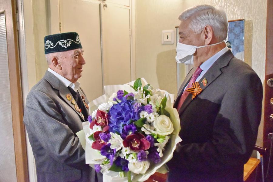 Фарид Мухаметшин вручил медаль в честь 75-летия Победы Хидияту Ахмадуллину