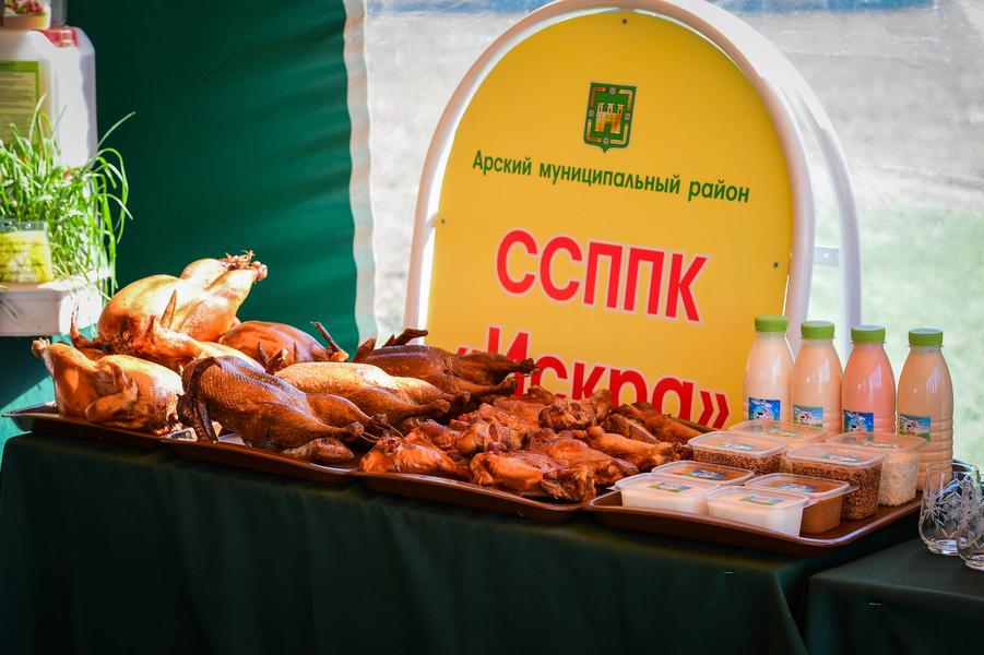 Минниханов оценил посевную на полях Арского района и посетил строящийся детсад