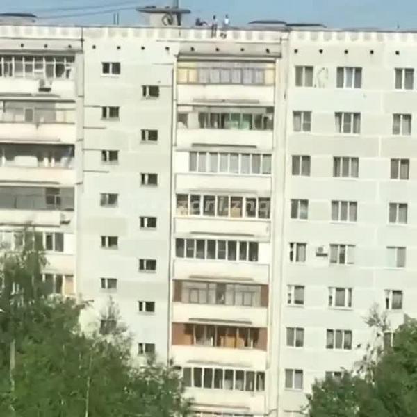 Сидящих на крыше девятиэтажки детей сняли на видео в Казани