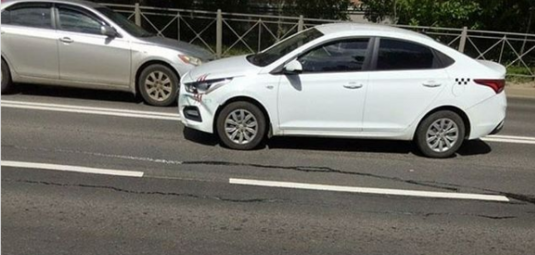 В Дербышках водитель подрезал такси: машина вылетела на встречку и задела мотоцикл