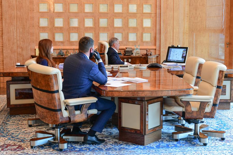 Рустам Минниханов обсудил с реставратором восстановление деревянной мечети