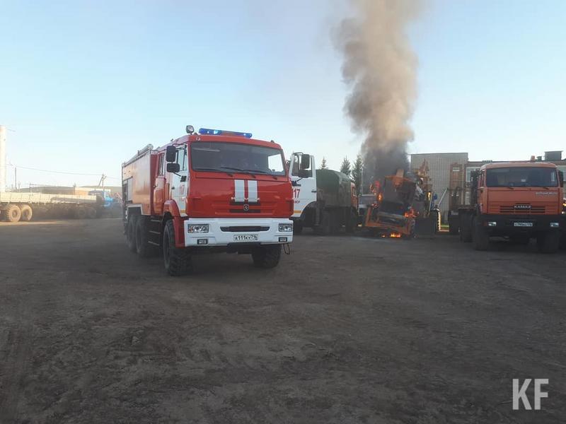 В Татарстане на автостоянке сгорел трактор В Татарстане на автостоянке сгорел трактор