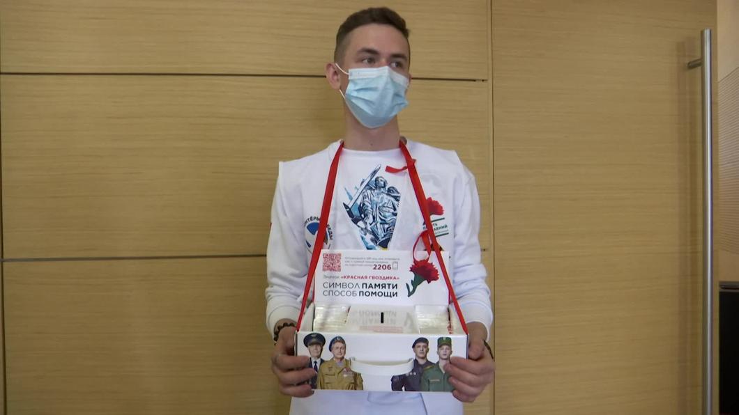 Рустам Минниханов за 5 тысяч рублей купил значок в помощь ветеранам