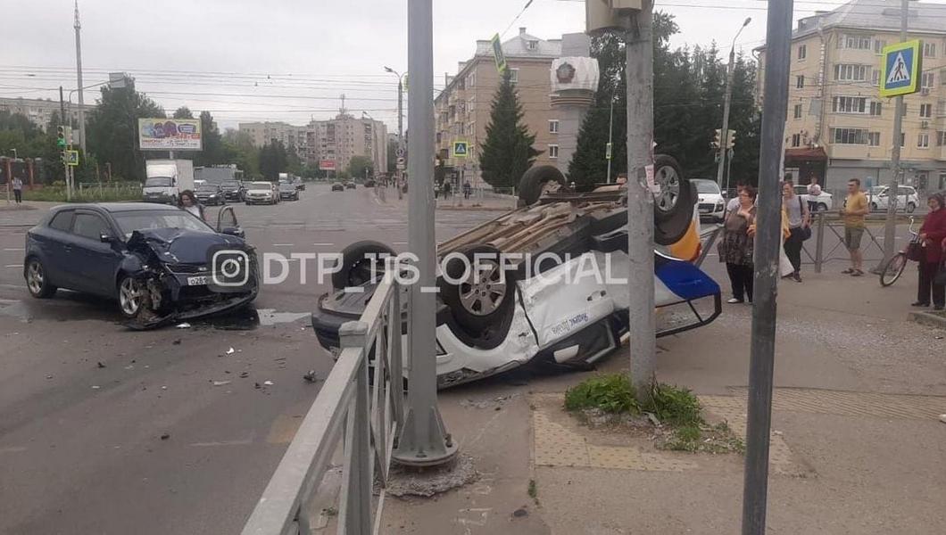 На Даурской в Казани каршеринговый «Хендай» вылетел с дороги и перевернулся