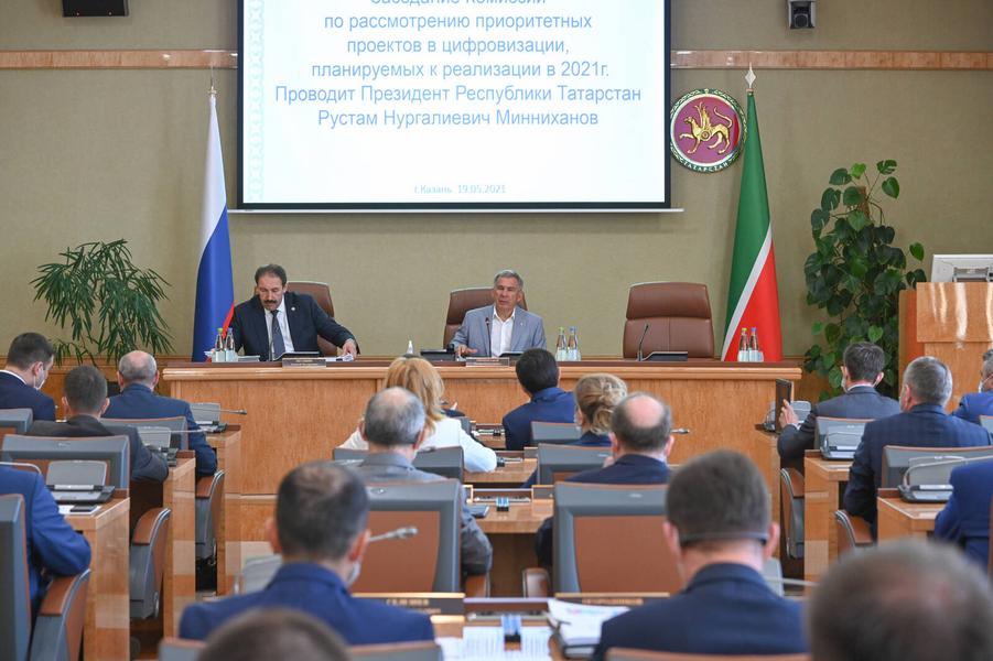Минниханов призвал ​комиссионно рассмотреть представленные проекты ​по цифровизации​