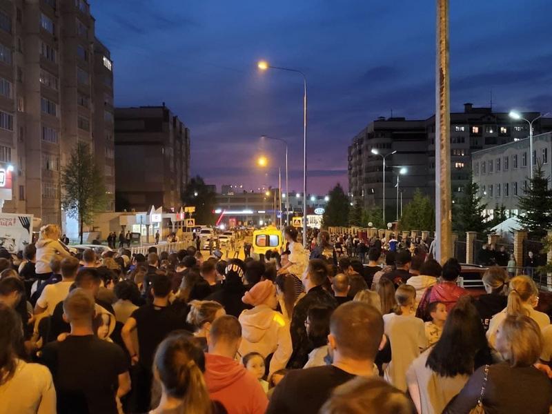 Такси за рубль и огромные очереди в цветочные: казанцы продолжают приходить к гимназии №175