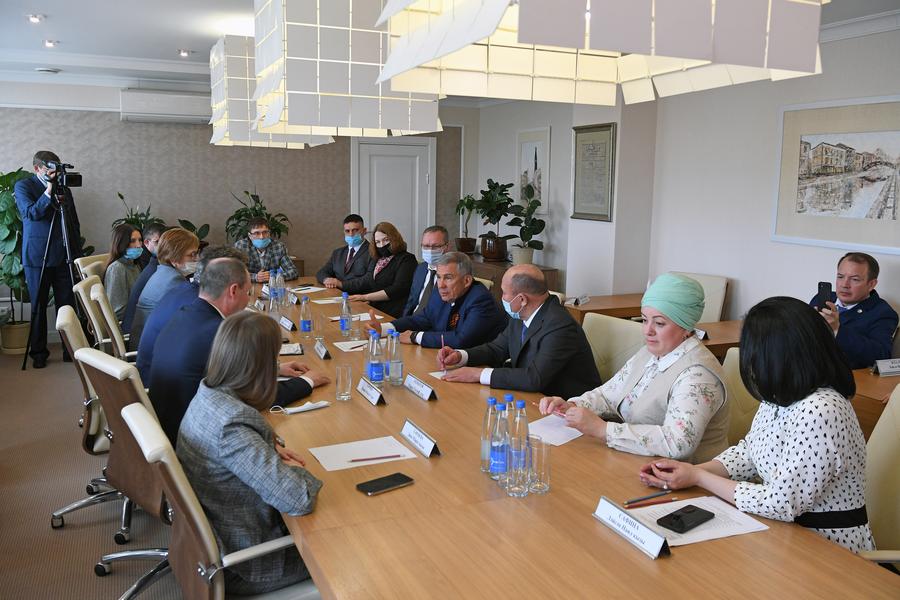 Рустам Минниханов одобрил идею объединить татарские радиоканалы в одно приложение