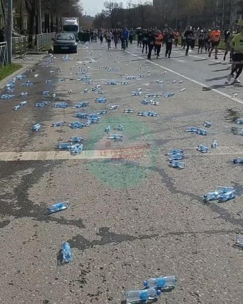 Жители Казани вновь жалуются на забросанные бутылками дороги после марафона