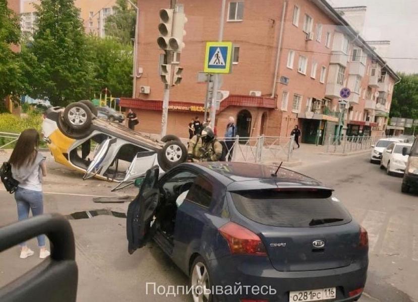 На Даурской в Казани каршеринговый «Хендай» вылетел с дороги и перевернулся