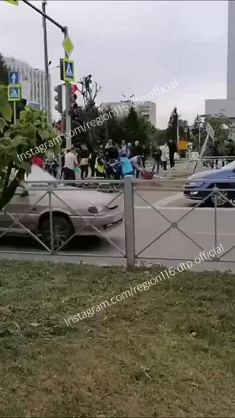 У парка Победы в Казани сбили двоих пешеходов на зебре