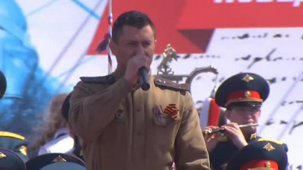 Снявшийся в фильме «Девятаев» Павел Прилучный спел на параде Победы в Казани