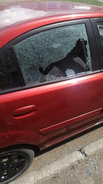 Коммунальщики разбили стекло в легковушке нижнекамки