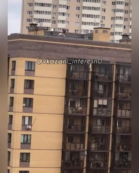 Подростки устроили экстремальную фотосессию на крыше казанской многоэтажки