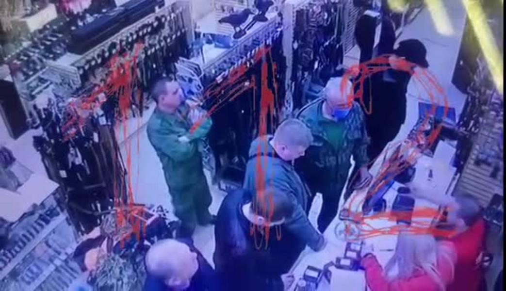 В сеть попало видео из магазина в Йошкар-Оле, где казанский стрелок покупает оружие